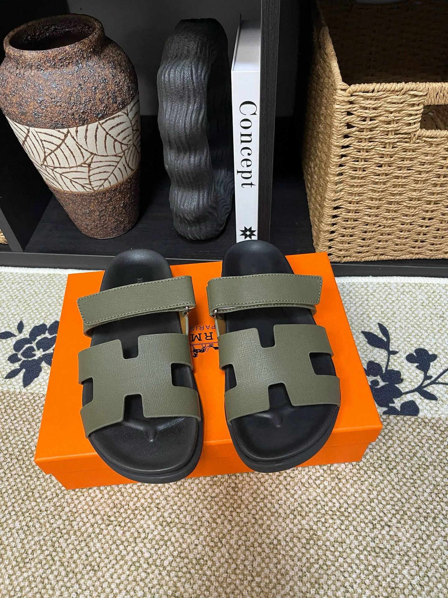 Factory price: 340💰Long-term availability Hermes men's Kazimir slippers for couples - top quality, Hermès woven calfskin functional sandals. The interwoven upper inspired by the "H" iconic pattern creates a casual look, which can be said to be a good companion for summer. Imported cowhide + cowhide lining + TU men's shoes💰Outsole Size: 35-46